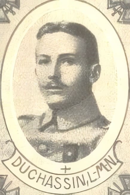 Portrait gravé en noir et blanc d'un jeune homme en uniforme militaire français, moustache, dans un médaillon ovale. Sous le portrait, l'inscription « Duchassin, L.M.N. ». Gravure extraite du Livre d'or du Clergé, 1925.