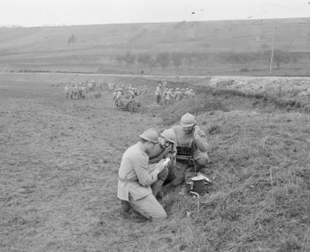 Téléphonistes français en opération sur le terrain, branchement d'une ligne téléphonique militaire, Première Guerre mondiale