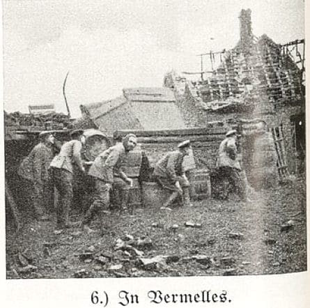 114e régiment badois — soldats derrière une barricade de rue dans Vermelles décembre 1914