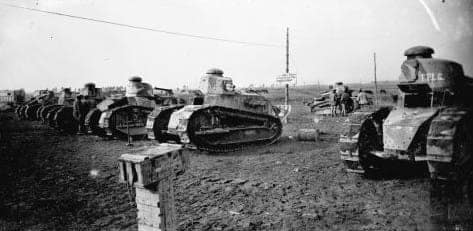 Tanks Renault FT-17 alignés à la Ferme Roberchamp dans l'Aisne après une attaque, artillerie d'assaut française, Première Guerre mondiale