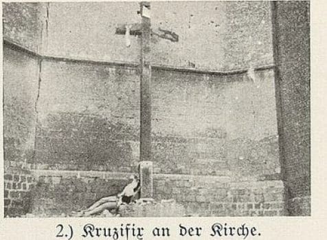 Photographie du crucifix de l'église de Loos-en-Gohelle après bombardement, issue des archives de la Bayerische Staatsbibliothek, illustration pour Soldats occupation 1914.