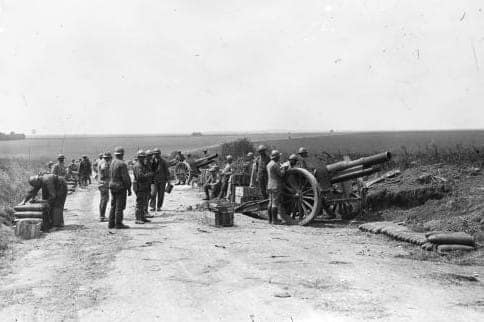 Batterie d'artillerie française en action sur les rives de l'Aronde lors de la bataille du Matz, Oise, 12 juin 1918, Première Guerre mondiale