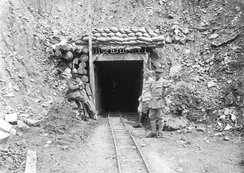 Entrée du tunnel de Tavannes à Verdun, sacs de sable et soldats français, 1916.