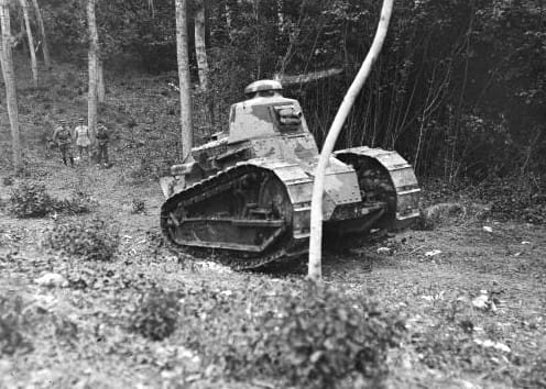 Tank Renault FT-17 français en manœuvres en sous-bois, soldats observant à l'arrière-plan, artillerie d'assaut française, Première Guerre mondiale