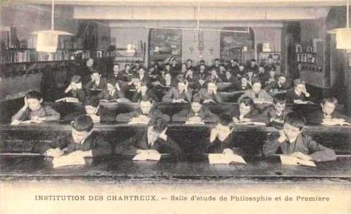 Salle d'étude de Philosophie et de Première de l'Institution des Chartreux à Lyon, vers 1910, où l'abbé Joseph Béal enseignait avant son départ à l'Ambulance 8/13 le 3 août 1914.