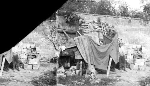 Abri sommaire aménagé dans les ruines du village de Carlepont, dans l'Oise, le 30 août 1918, dix jours après que le brancardier Henri-Joseph Barbe y fut tué en relevant des blessés.