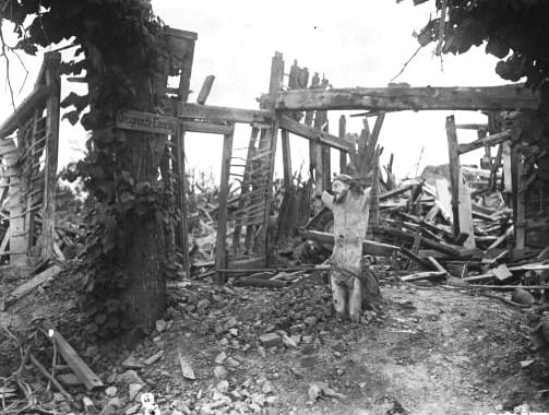 Crucifix démantelé au milieu des ruines de Conchy-les-Pots (Oise), 16 août 1918