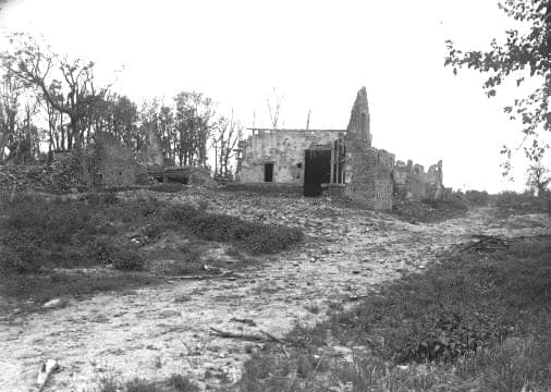 Vue de l'entrée du village de Laucourt en ruines, prise de la route de Roye, Somme, Première Guerre mondiale