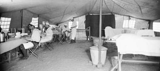 Salle de pansement de l'hôpital d'évacuation de Ressons-sur-Matz, Oise, blessés sous tente, Première Guerre mondiale