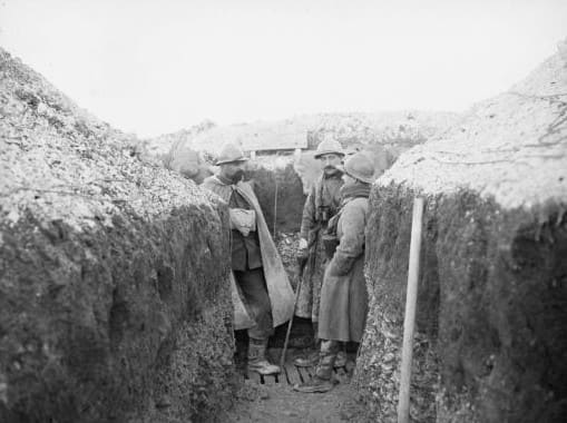 Officiers subalternes du 153e Régiment d'infanterie dans une tranchée pendant la Grande Guerre, régiment dans lequel le séminariste Frédéric Balu fut tué à Haucourt en avril 1916.