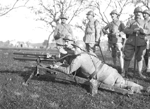 Servants du 151e Régiment d'infanterie en exercice de tir avec un canon de 37 mm à tir rapide modèle 1916, arme d'infanterie typique des coureurs-agents de liaison de la Grande Guerre comme Étienne Balu.