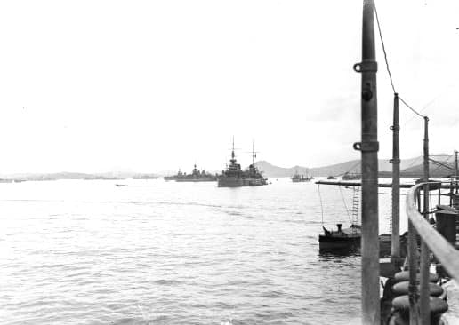 Navires de guerre français mouillés dans la rade de Keratsini, dont le Jules Michelet et la Justice, Première Guerre mondiale.