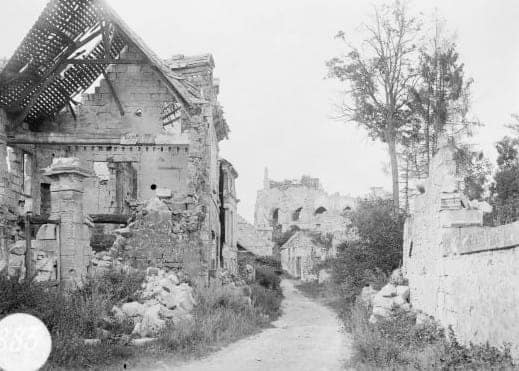Chemin du village d'Autrêches en ruines, 1918, maisons éventrées par les bombardements, Oise, Première Guerre mondiale