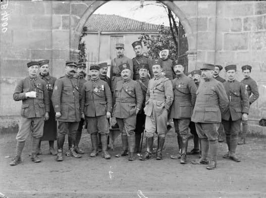 Officiers du 4e régiment de zouaves devant l'entrée du château de Regret, Verdun, 9 novembre 1916 — Source ECPAD / Image Défense