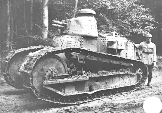 Tank Renault FT-17 français photographié après l'attaque du 18 juillet 1918 dans l'Aisne, officier français à côté du char, Première Guerre mondiale