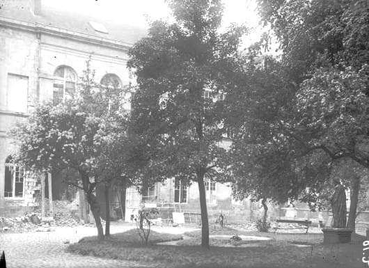 Cour de l'hôpital Saint-Jean à Arras le 25 mai 1915, Pas-de-Calais, Grande Guerre