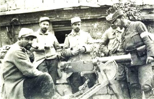 Soldats français posant autour d'une mitrailleuse lourde allemande prise à l'ennemi pendant la Première Guerre mondiale.