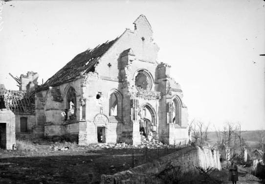 Ruines de l'église Saint-Pierre d'Autrêches en 1918, portail roman éventré par les bombardements allemands, Oise, Première Guerre mondiale