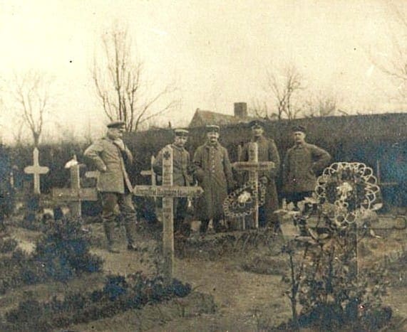 Soldats prussiens 1914 dans un cimetière de zone occupée, Nord de la France