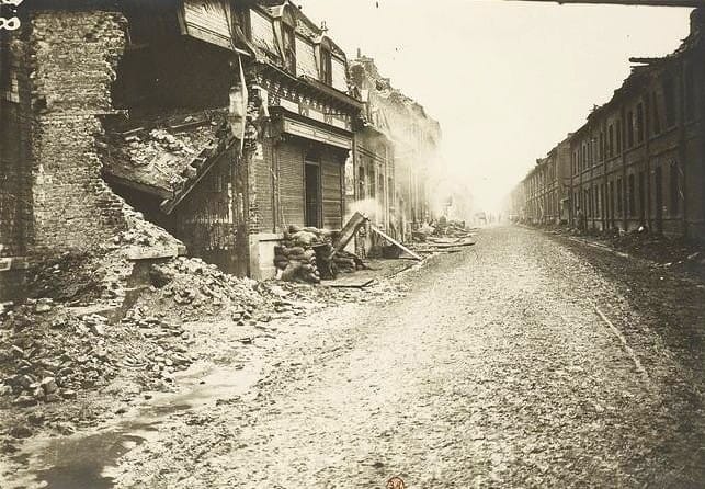 Loos le 9 mai 1915 — rue du coron du Maroc dévastée par les bombardements