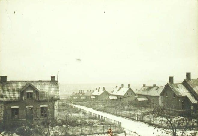 La cité minière du Maroc à Loos-en-Gohelle sous la neige, novembre 1915 — hiver de famine sous occupation allemande