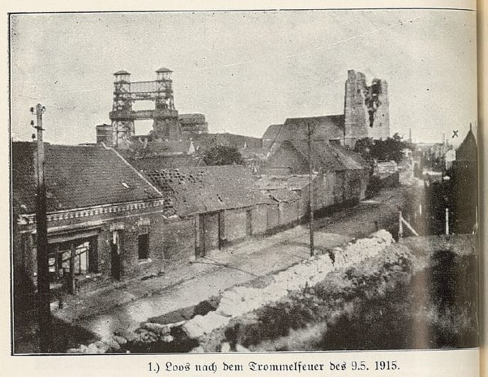 Loos-en-Gohelle en ruines après le bombardement de mai 1915, la tour de l'église encore debout