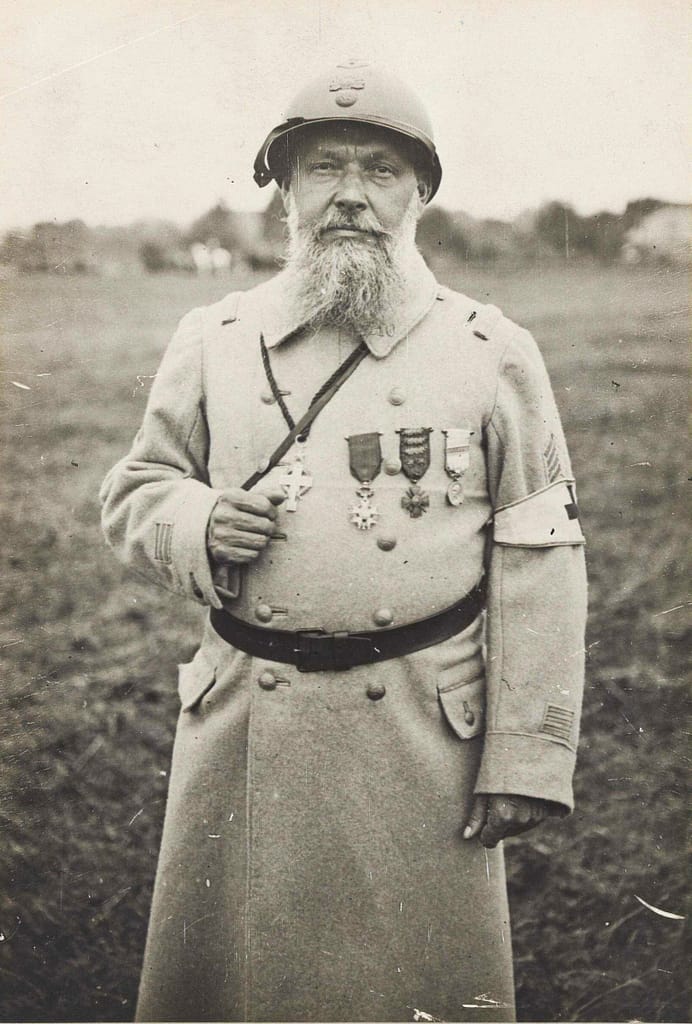 Portrait de l'abbé Henri Trilles, spiritain, aumônier du 410e R.I., après la remise de ses décorations par le général Pétain à Lagny, le 14 juillet 1917.