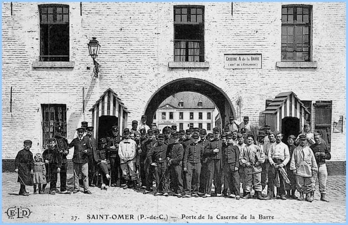 La caserne du frère de cette jeune fille dans la guerre — 8e régiment infanterie Saint-Omer