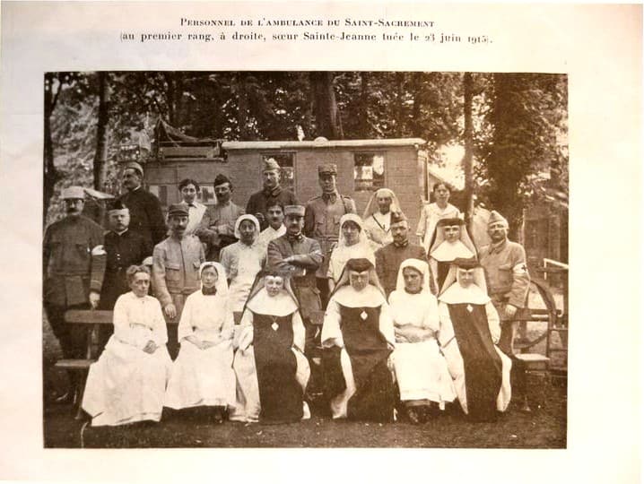 Sœur Sainte-Jeanne (Laetitia Joséphine Houriez), au premier rang à droite, parmi le personnel de l'ambulance du Saint-Sacrement à Arras, 1914-1915.