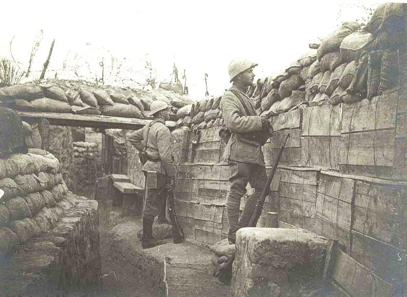 Tranchée française de première ligne près de Beaulne-et-Chivy en juillet 1916, secteur où Pierre-Lucien Beaumer, prêtre-brancardier au 9e Zouaves, fut tué le 21 avril 1917.