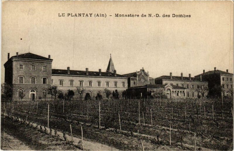 Vue ancienne du monastère trappiste Notre-Dame des Dombes au Plantay (Ain) avec ses vignes au premier plan