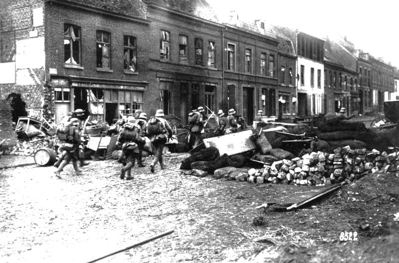 Atrocités allemandes 1914 — soldats allemands entrant dans un village du Nord de la France
