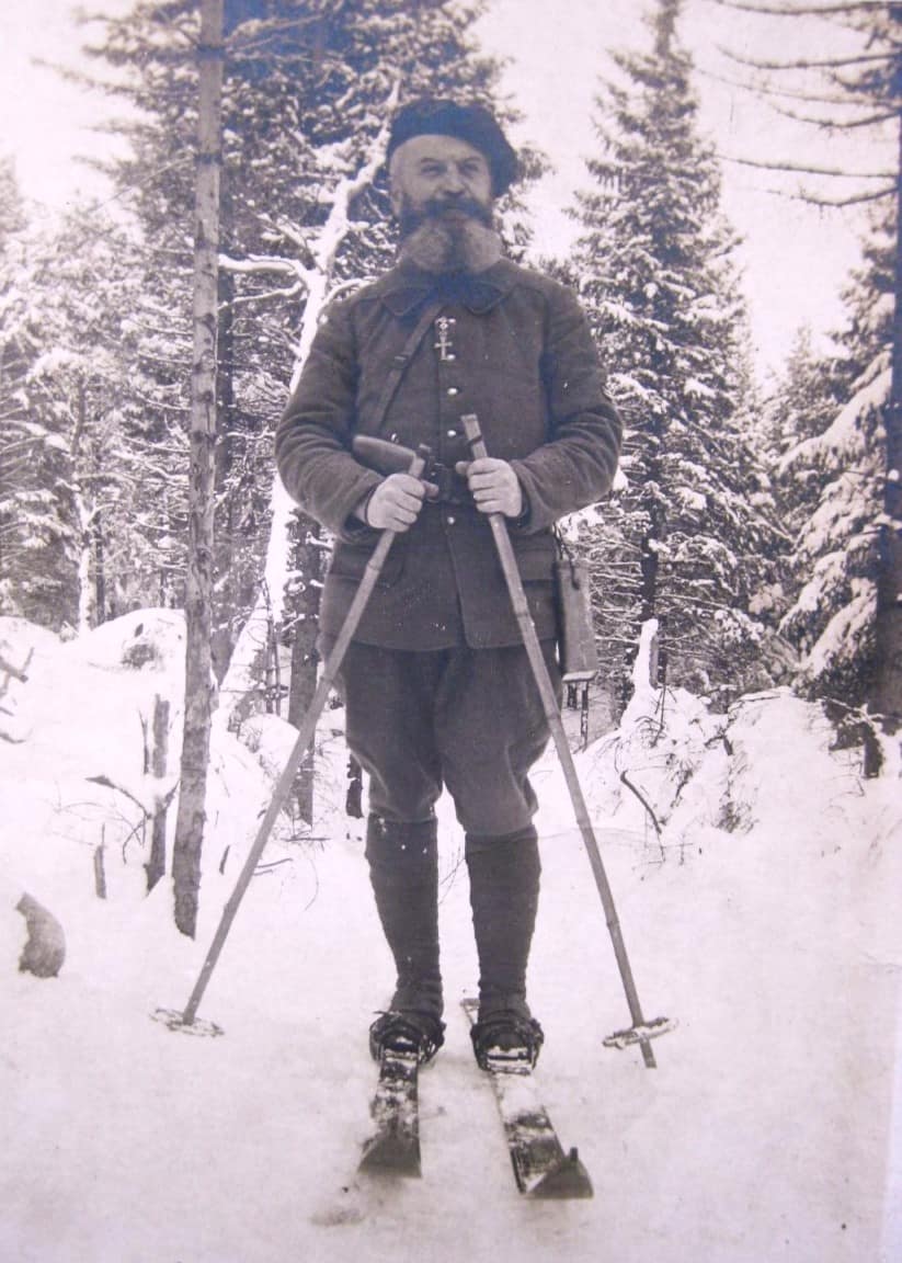 Le chanoine Jean Charassel en tenue de chasseur alpin, sur skis dans la neige, aumônier et brancardier volontaire, prêtre soldat de la Première Guerre mondiale