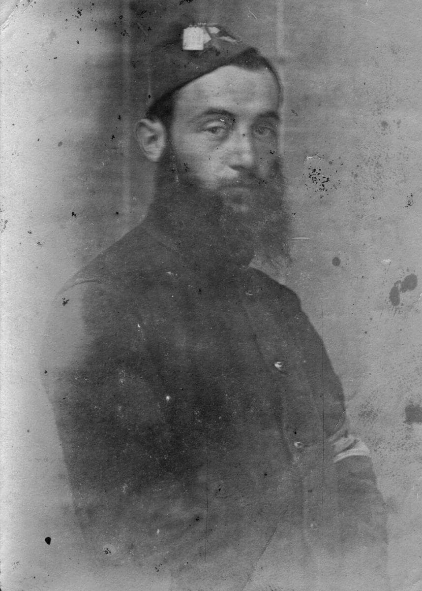 Portrait d'Eugène-Henri Astoul en uniforme militaire, brigadier-brancardier au 35ᵉ Régiment d'Artillerie de Campagne, futur missionnaire des Missions Étrangères de Paris en Mandchourie