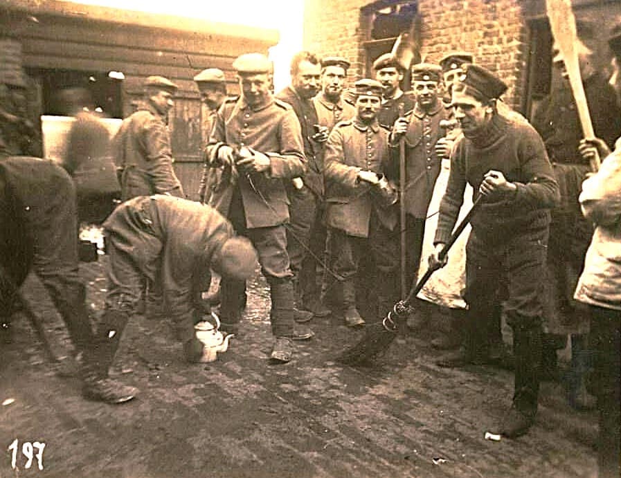 Accusé d'espionnage — civils en corvée sous surveillance de soldats allemands, Loos 1915