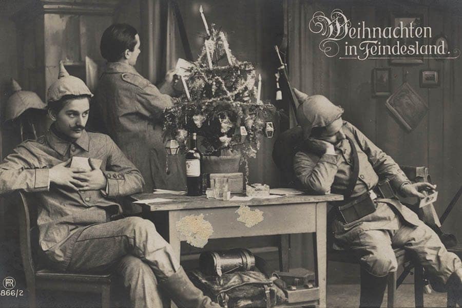 Soldats allemands fêtant Noël sous occupation en territoire ennemi, carte postale allemande 1914