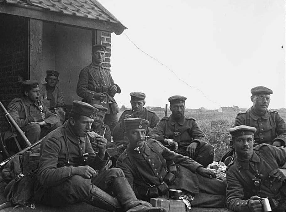 Soldats allemands dans une maison occupée, nord de la France — cachette occupants 1914