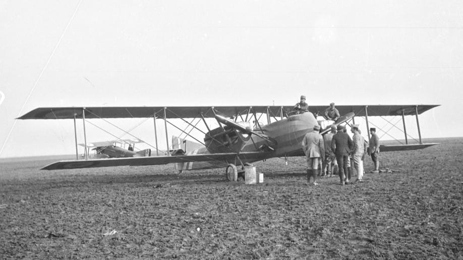 Avion de bombardement Caudron R11 entouré de son équipage et de mécaniciens sur un terrain d'aviation prêtres aviateurs 1914-1918