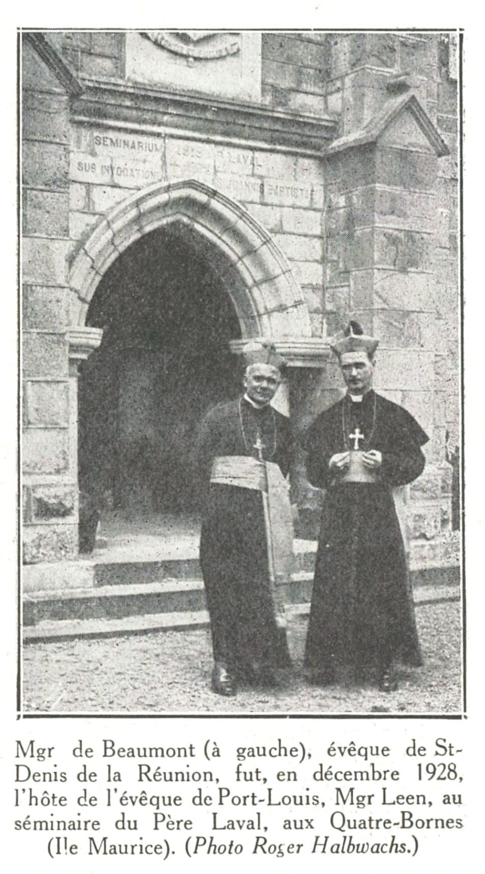 Mgr Georges de la Bonninière de Beaumont, évêque de Saint-Denis de La Réunion, en visite à l'île Maurice en décembre 1928, avec Mgr Leen, évêque de Port-Louis, au séminaire du Père Laval aux Quatre-Bornes.