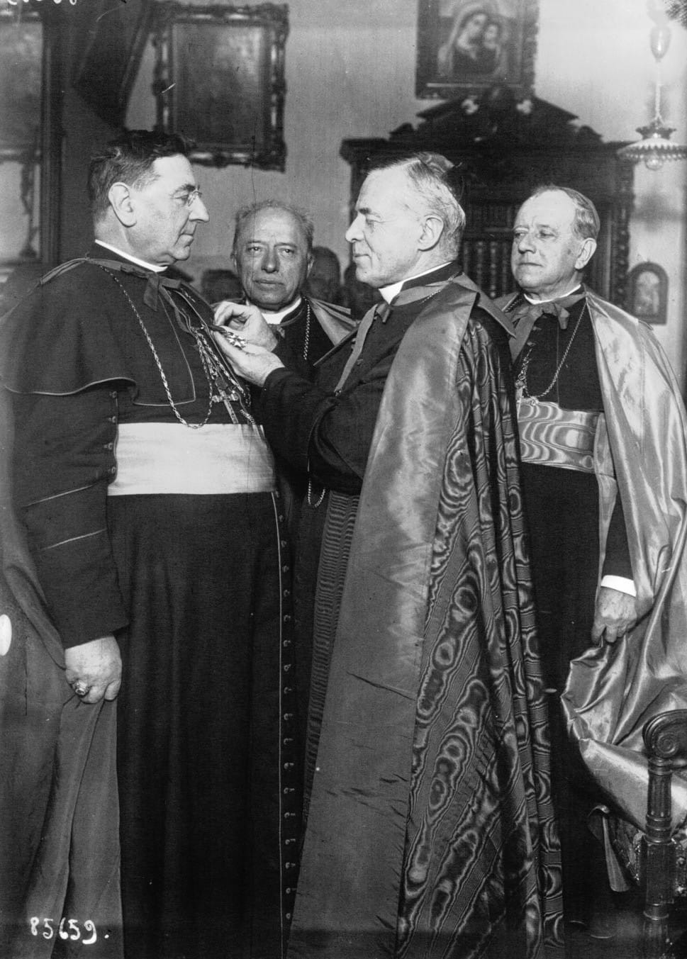 Remise de la croix de la Légion d'honneur à Mgr Chollet, archevêque de Cambrai, par le cardinal Dubois