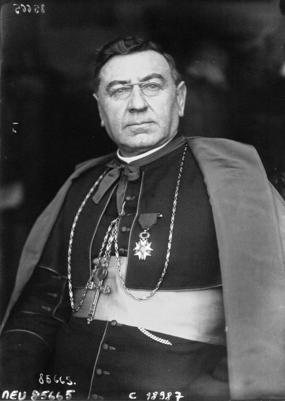 Portrait de Mgr Jean Arthur Chollet, archevêque de Cambrai, décoré de la Légion d'honneur