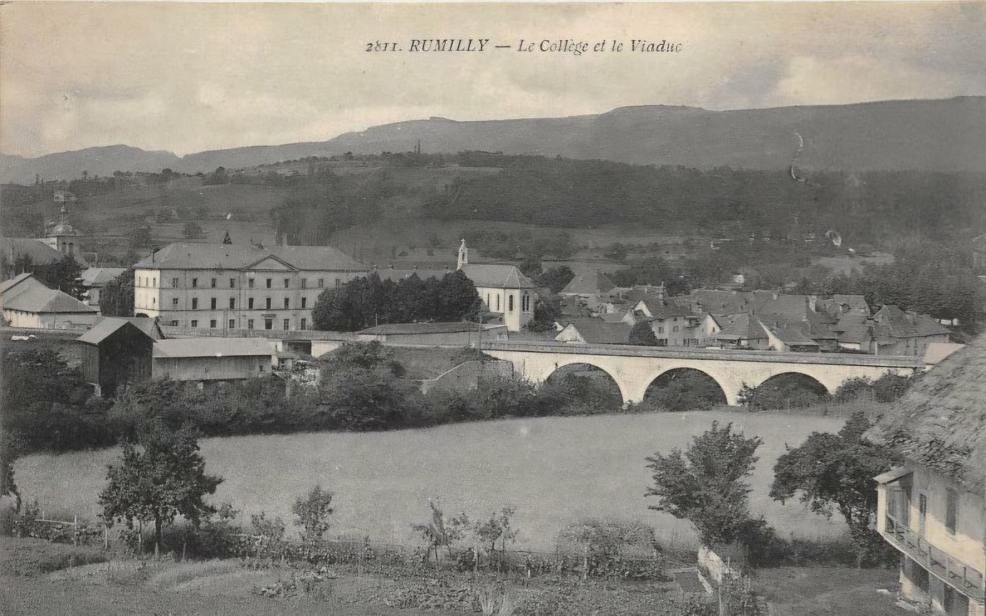 Le collège Sainte-Marie de Rumilly et le viaduc, carte postale ancienne